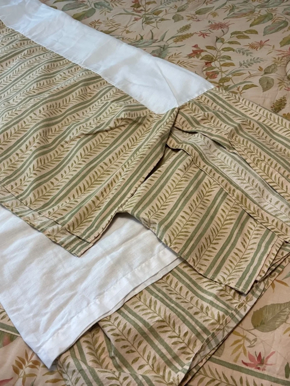 Floral Patterned Quilted Bedspread bedskirt set